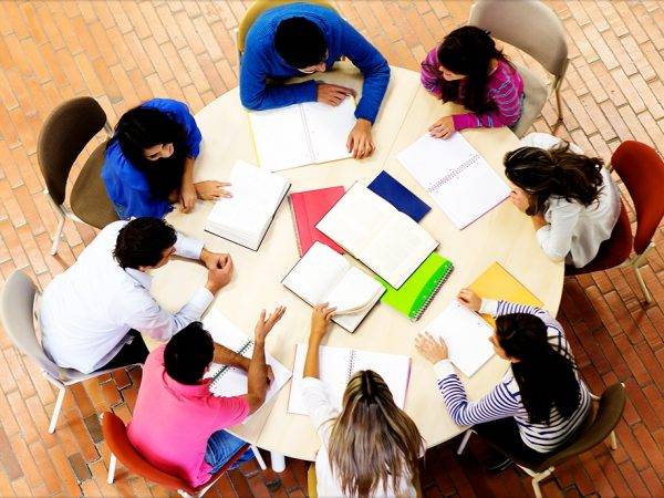 Academia para preparar Pruebas de Acceso en Valencia - mesa redonda