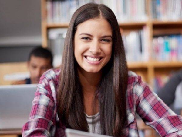 Academia oficial de Capacitació en Valencià - chica sonriendo