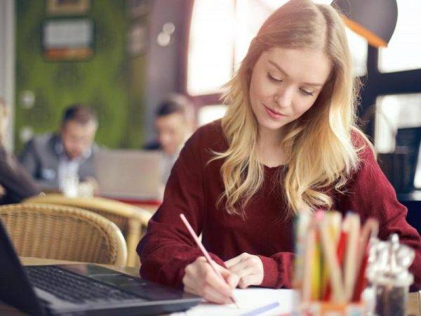 Academia para preparar Oposiciones de Universidad en Valencia - estudiante con lápiz