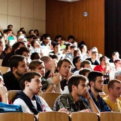 Academia para preparar Oposiciones de Universidad en Valencia - clase con estudiantes