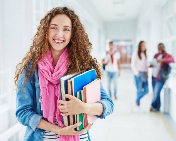 academia para preparar oposiciones de secundaria - alumna en el pasillo