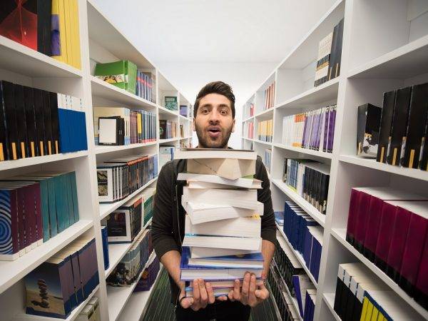 Academia de Oposiciones para Biblioteca en Valencia - chico con libros