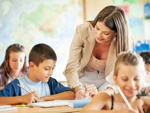 oposiciones de magisterio en Valencia - profesora con alumnos