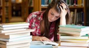 estrés ante los exámenes - estudio en la biblioteca