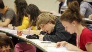 academia de inglés en Valencia - chicos estudiando