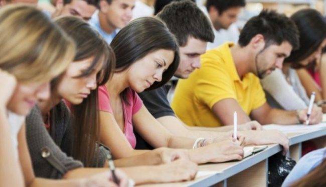 academia de inglés en Valencia – haciendo un examen academia de inglés en Valencia - haciendo un examen