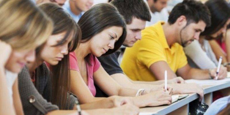 academia de inglés en Valencia – haciendo un examen academia de inglés en Valencia - haciendo un examen