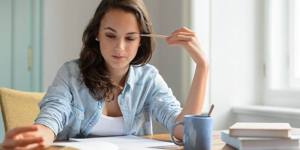 Academias de oposiciones en Valencia – estudiante concentrada Academias de oposiciones en Valencia - estudiante concentrada