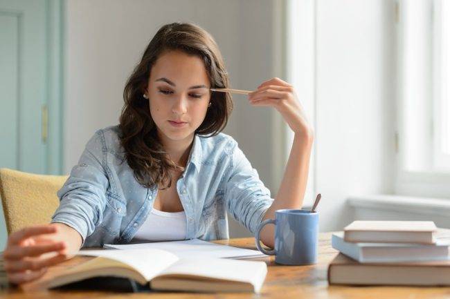 Academias de oposiciones en Valencia – estudiante concentrada Academias de oposiciones en Valencia - estudiante concentrada
