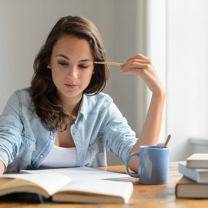 Academias de oposiciones en Valencia – estudiante concentrada Academias de oposiciones en Valencia - estudiante concentrada