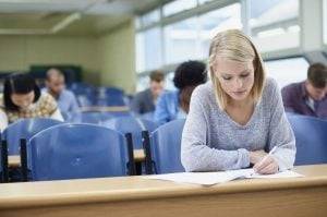 academia de oposiciones en Valencia - chica estudiando