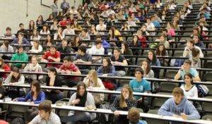 Prepara los exámenes de selectividad - estudiantes sentados