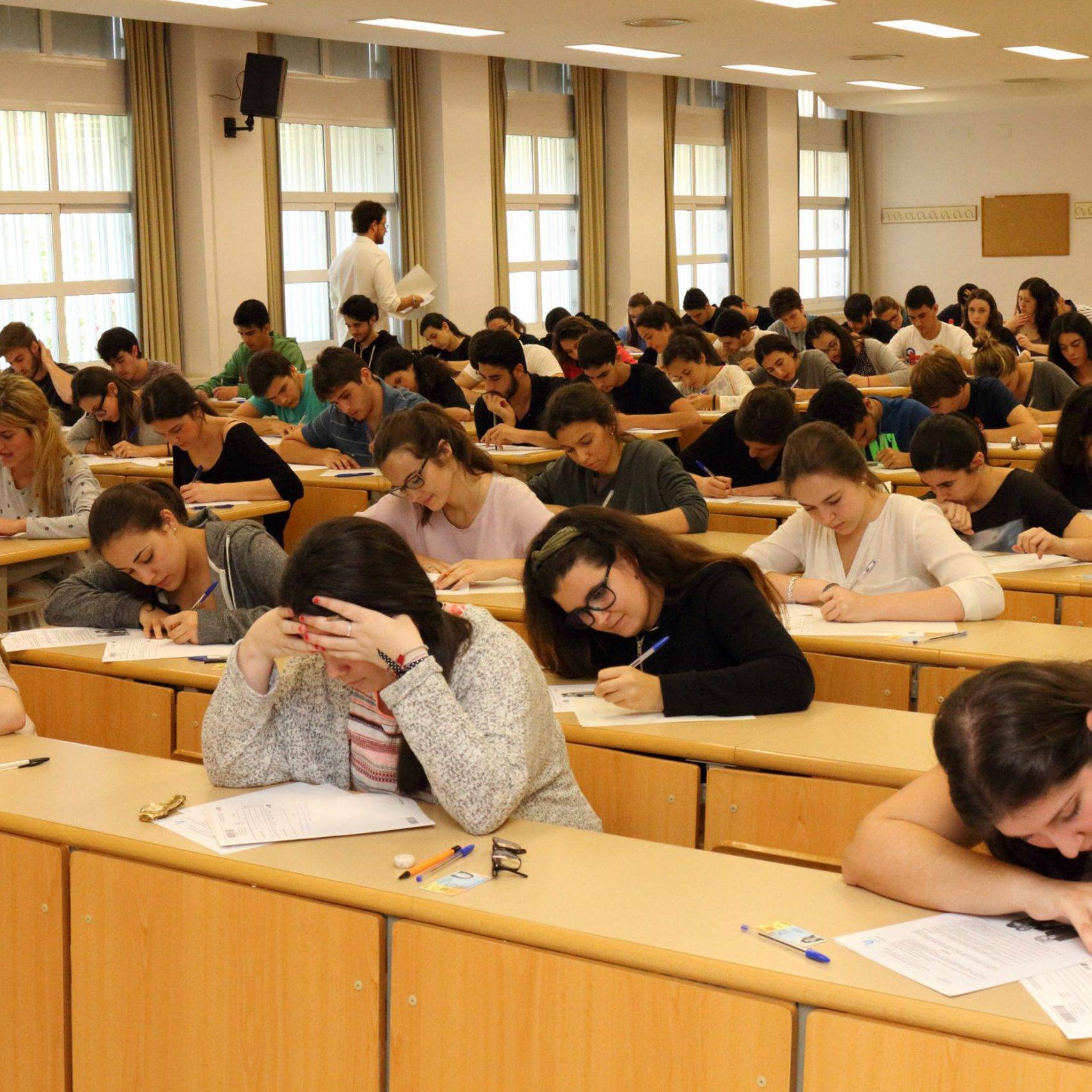 examen superior de valenciano en Valencia – sala llena examen superior de valenciano en Valencia - sala