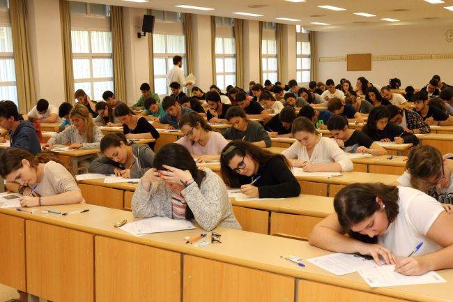 examen superior de valenciano en Valencia – sala llena examen superior de valenciano en Valencia - sala