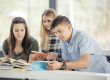 cursos oficiales de inglés en Valencia - compañeros estudiando-