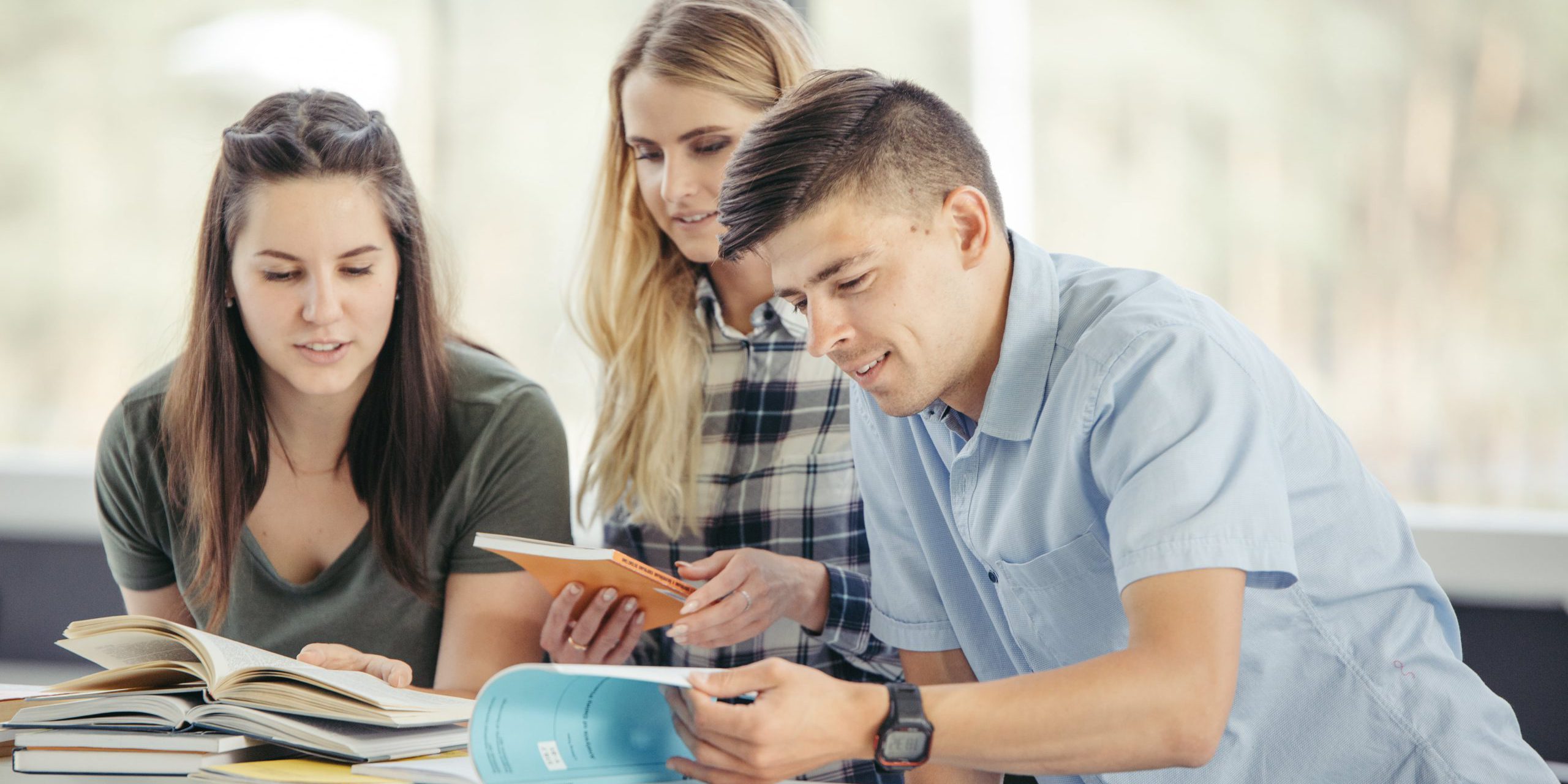 cursos oficiales de inglés en Valencia – compañeros estudiando- cursos oficiales de inglés en Valencia - compañeros estudiando-