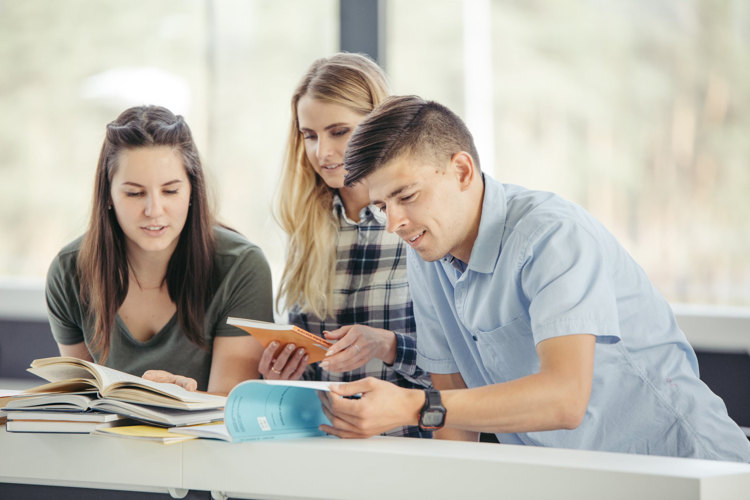 cursos oficiales de inglés en Valencia - compañeros estudiando-