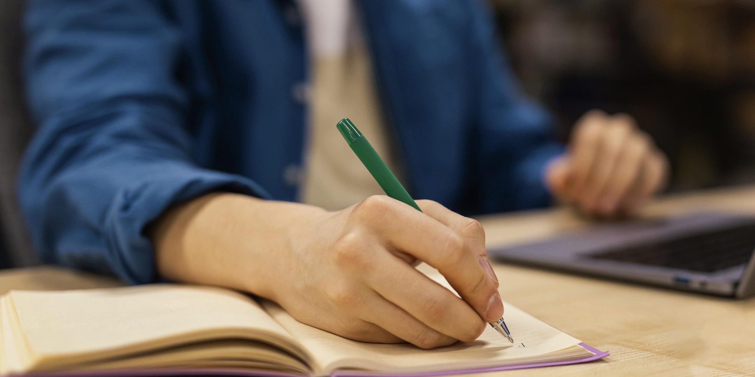 centro de inglés en Valencia - tomando apuntes