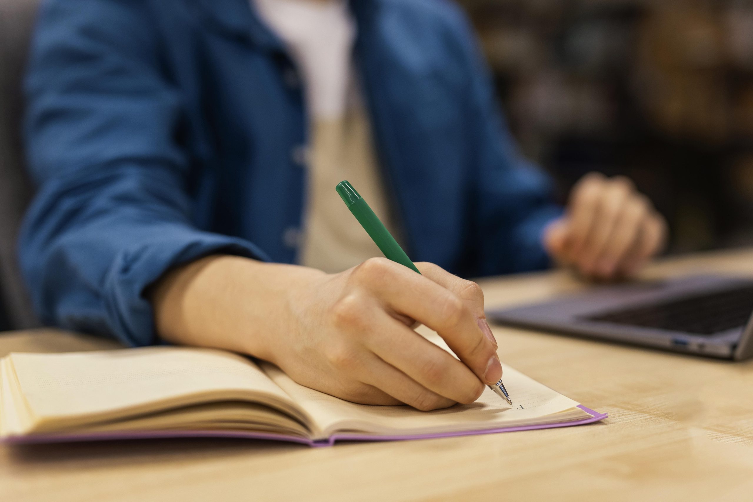 centro de inglés en Valencia - tomando apuntes