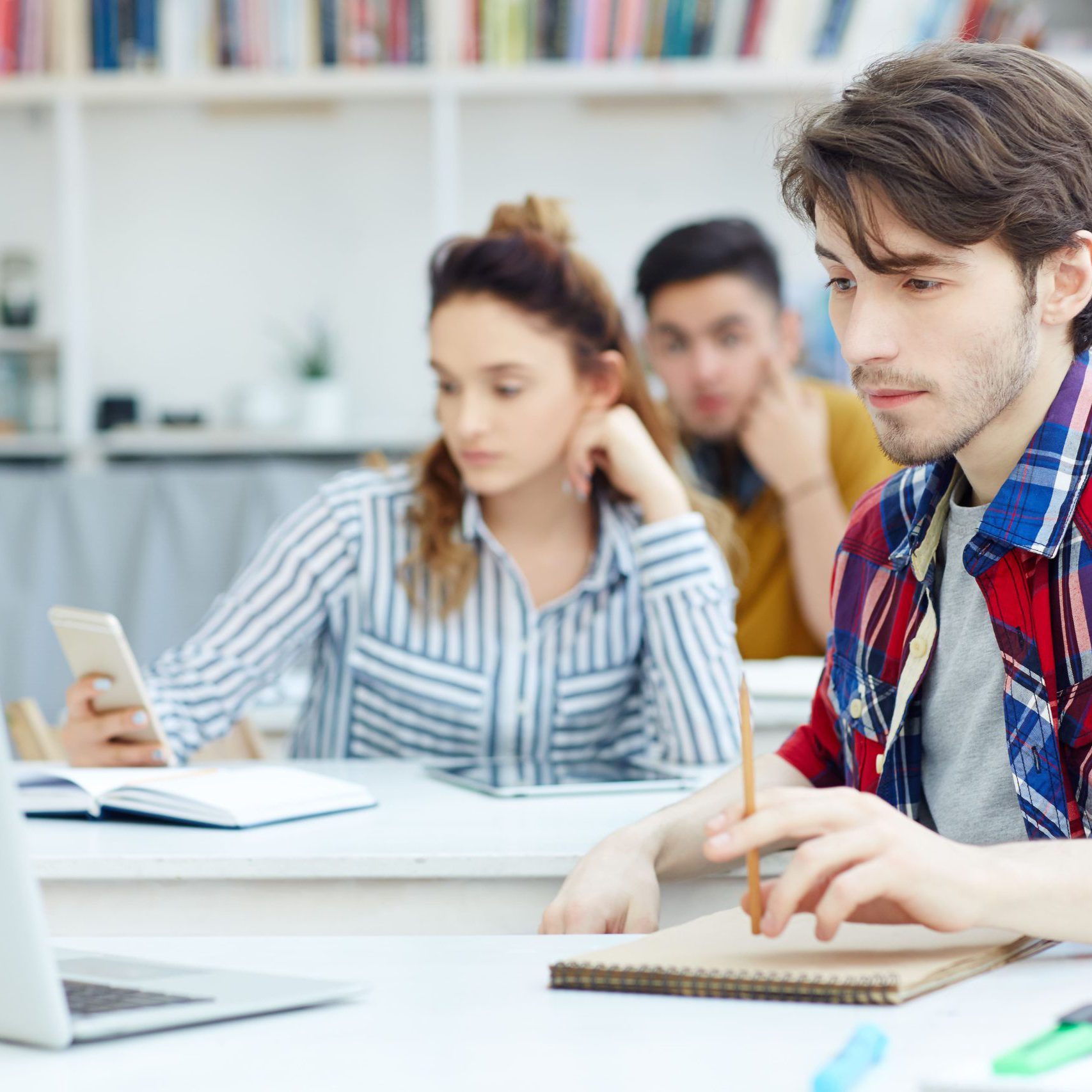 clases de ingles en valencia - estudiantes viendo al profesor