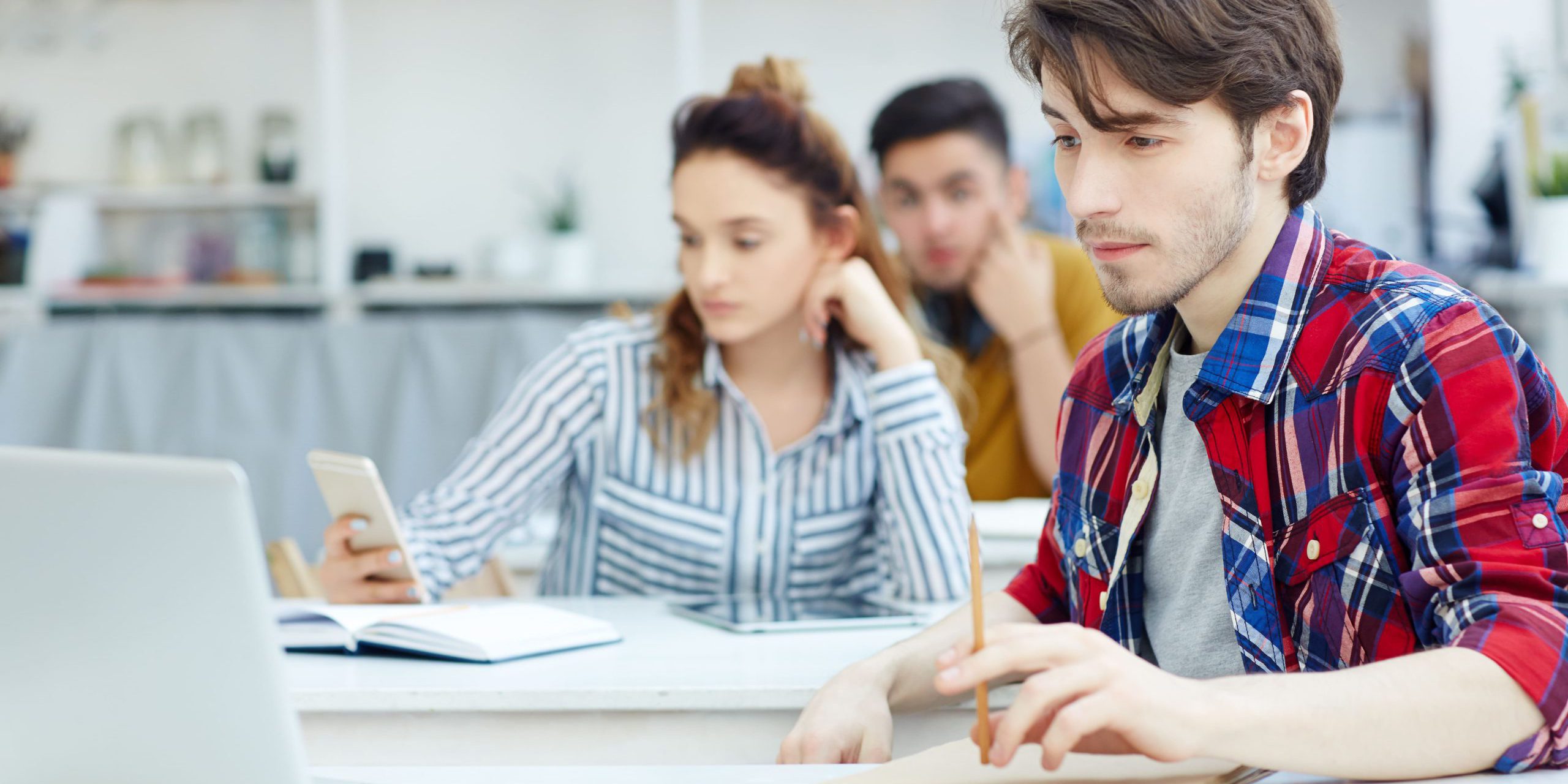 clases de ingles en valencia - estudiantes viendo al profesor