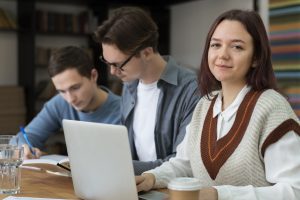 academia de inglés en valencia - estudiantes practicando