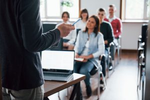 academia de inglés en Valencia - dando clases