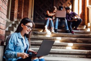 Academia oposiciones a profesorado en Valencia -Chica