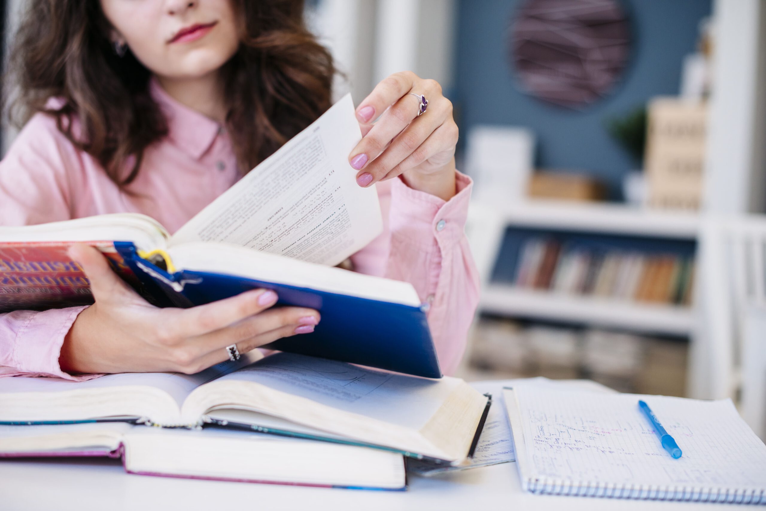 academia oposiciones en valencia - estudiante repasando