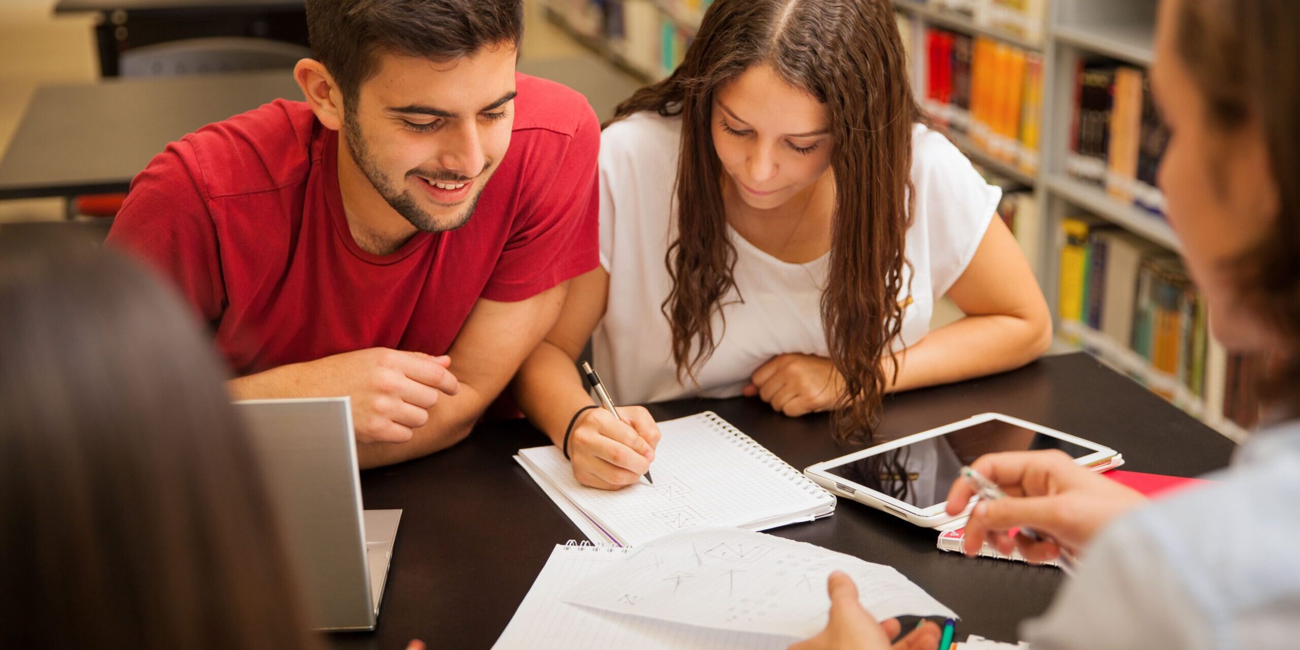 oposiciones a profesorado en valencia - estudiando en grupo