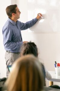 oposiciones para profesor de secundaria en Valencia - practicando en el aula