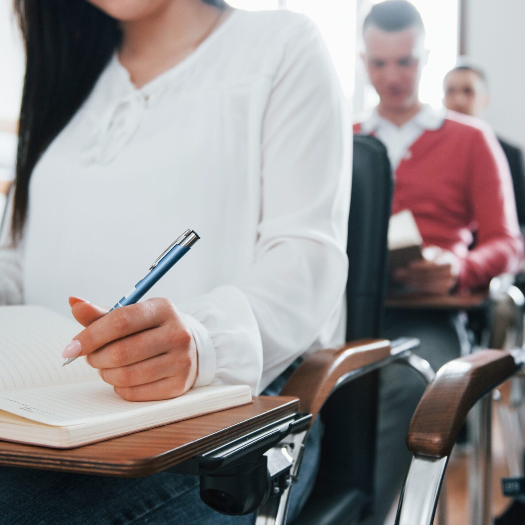 Academias en Valencia – chica escribiendo Academias en Valencia - chica escribiendo