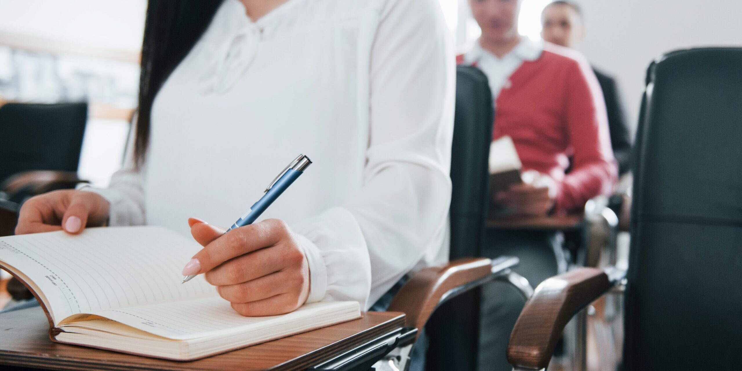 Academias en Valencia – chica escribiendo Academias en Valencia - chica escribiendo