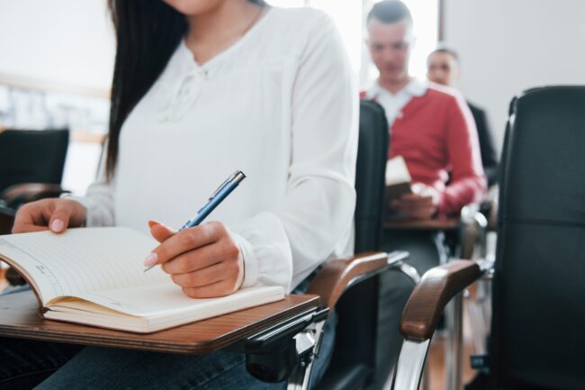 Academias en Valencia - chica escribiendo