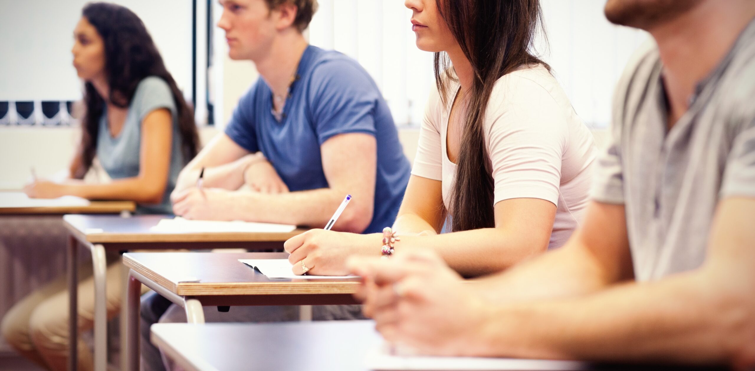 Academias en Valencia - estudiantes atendiendo