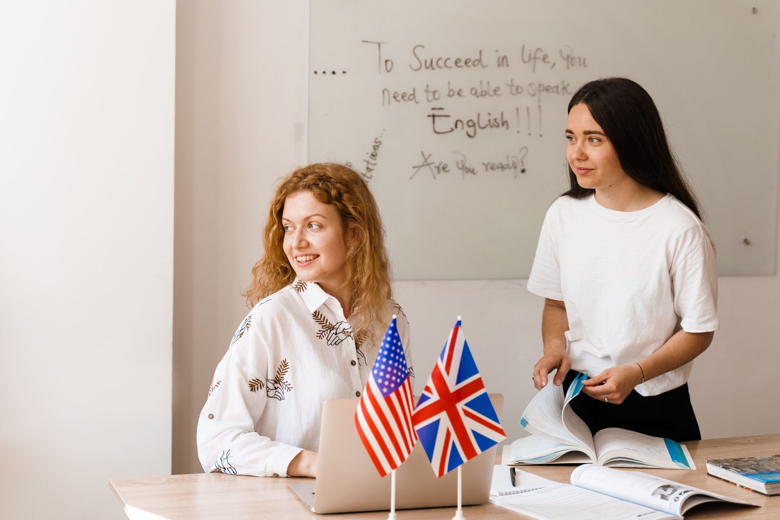 academia de inglés en Valencia - profesora alumna bandera