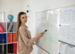 centro de inglés en Valencia - profesora ingles explicando