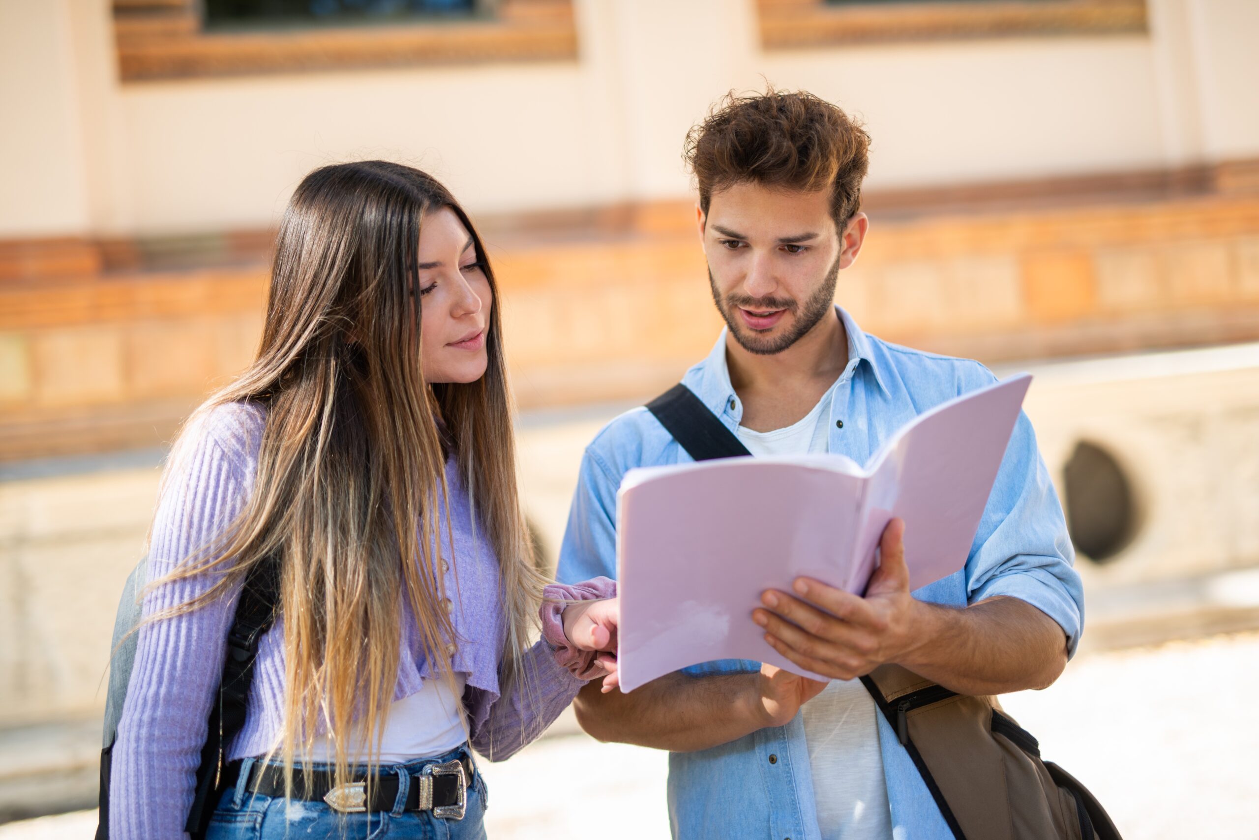 examen superior de valenciano en Valencia - alumnos estudiando carpeta lila