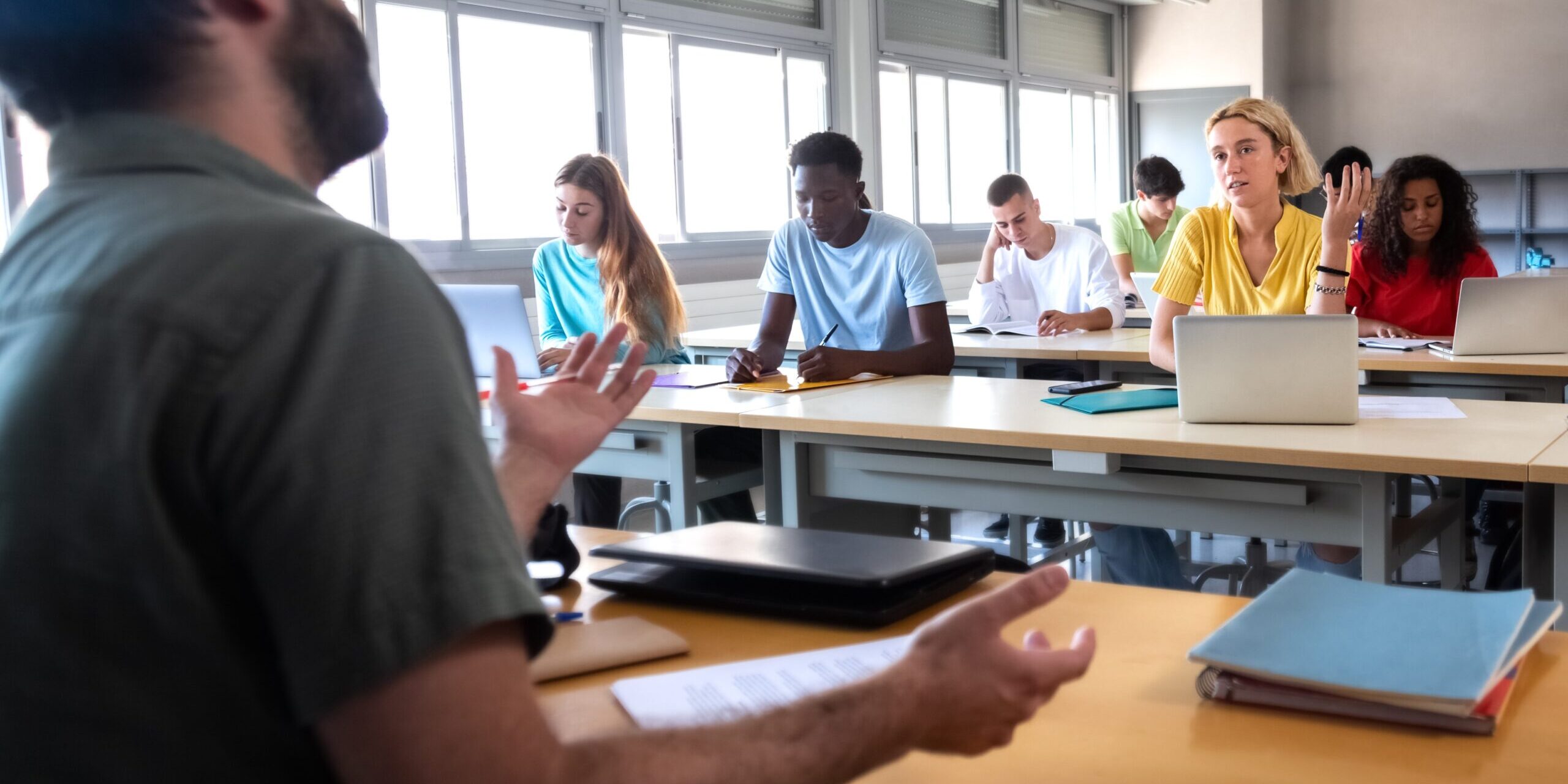 examen superior de valenciano en Valencia - clase de valenciano alumnos atendiendo
