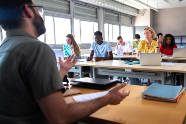 examen superior de valenciano en Valencia – clase de valenciano alumnos atendiendo examen superior de valenciano en Valencia - clase de valenciano alumnos atendiendo