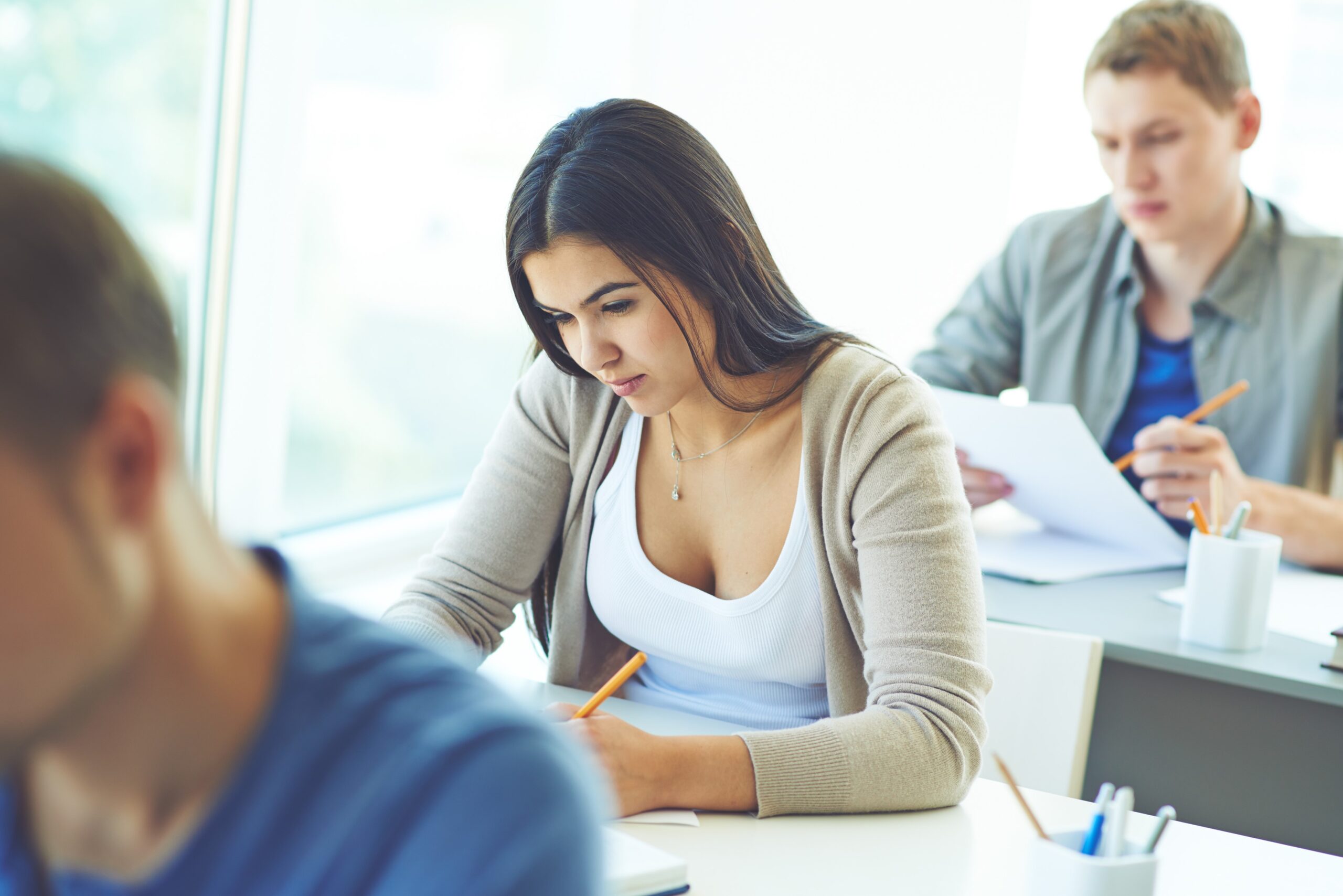 la capacitación en inglés en Valencia - chica realizando examen de ingles