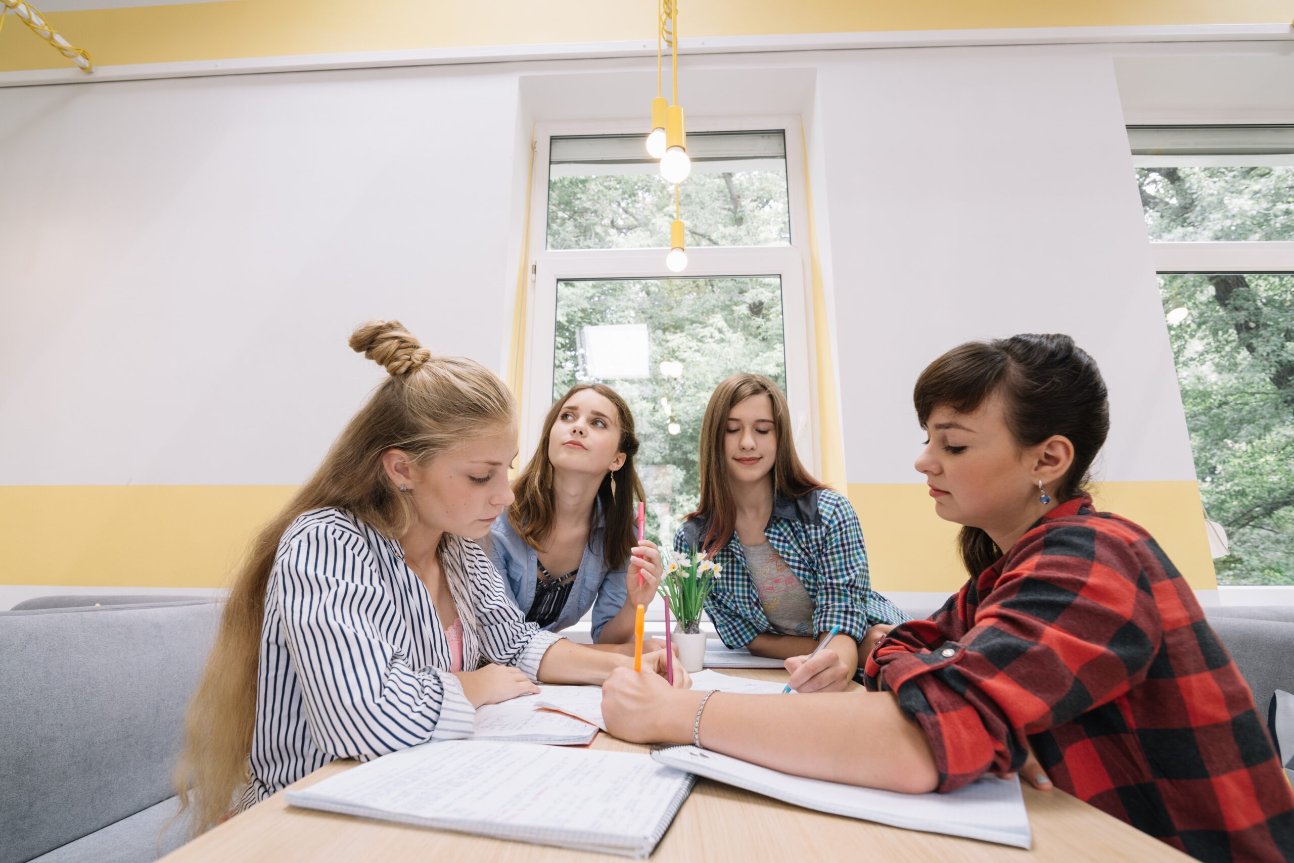 la capacitación en inglés en Valencia - clase de ingles trabajando en grupo