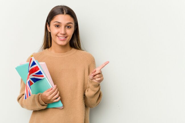 la capacitación en inglés en Valencia – mujer con bandera britanica la capacitación en inglés en Valencia - mujer con bandera britanica