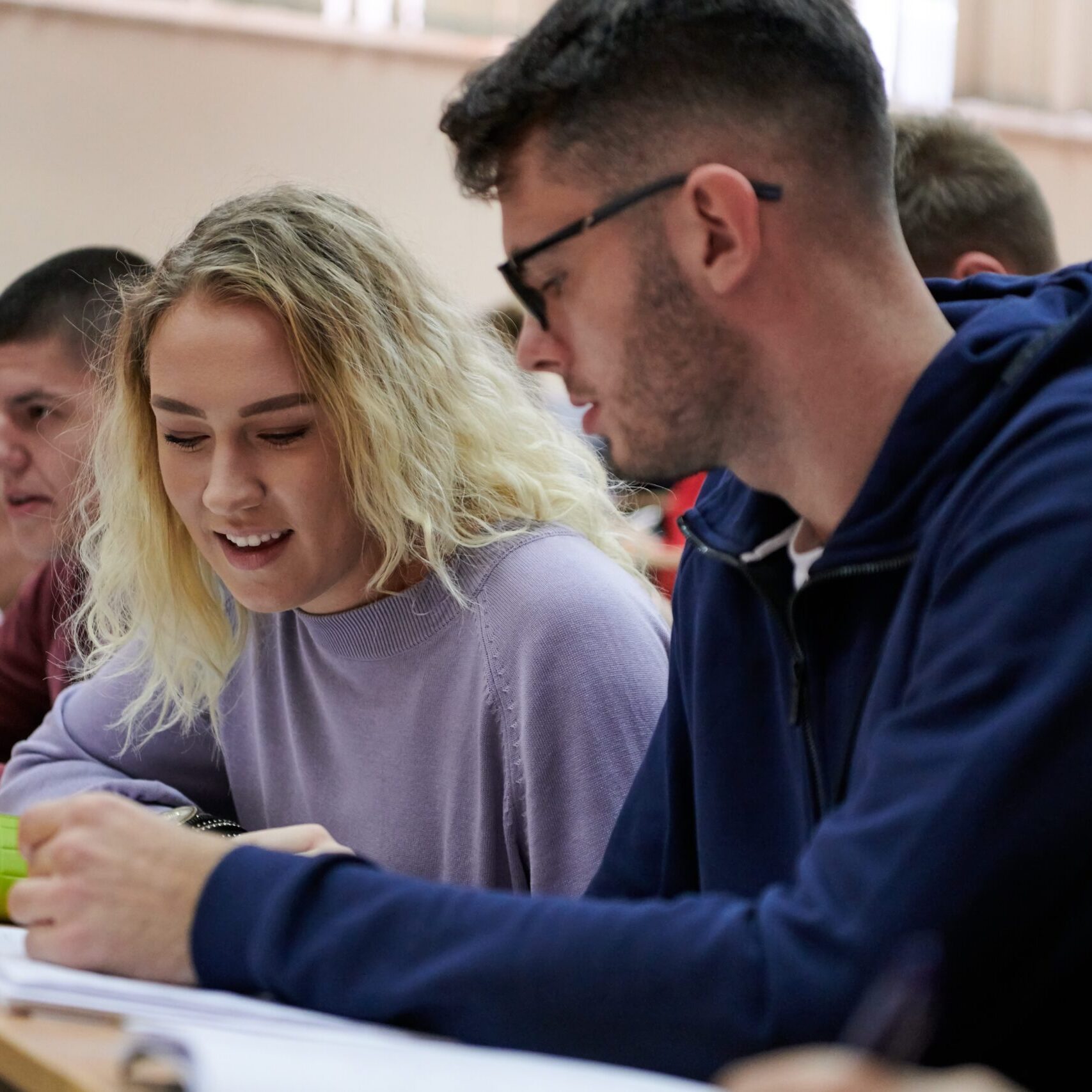 oposiciones para magisterio en valencia – chicos hablando en clase oposiciones para magisterio en valencia - chicos hablando en clase