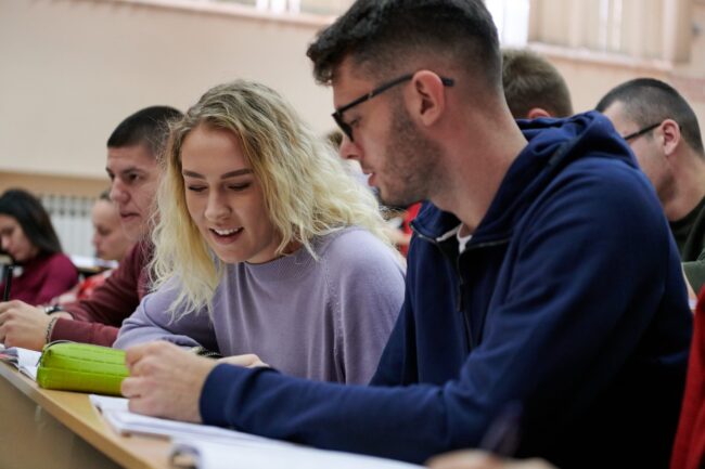 oposiciones para magisterio en valencia – chicos hablando en clase oposiciones para magisterio en valencia - chicos hablando en clase