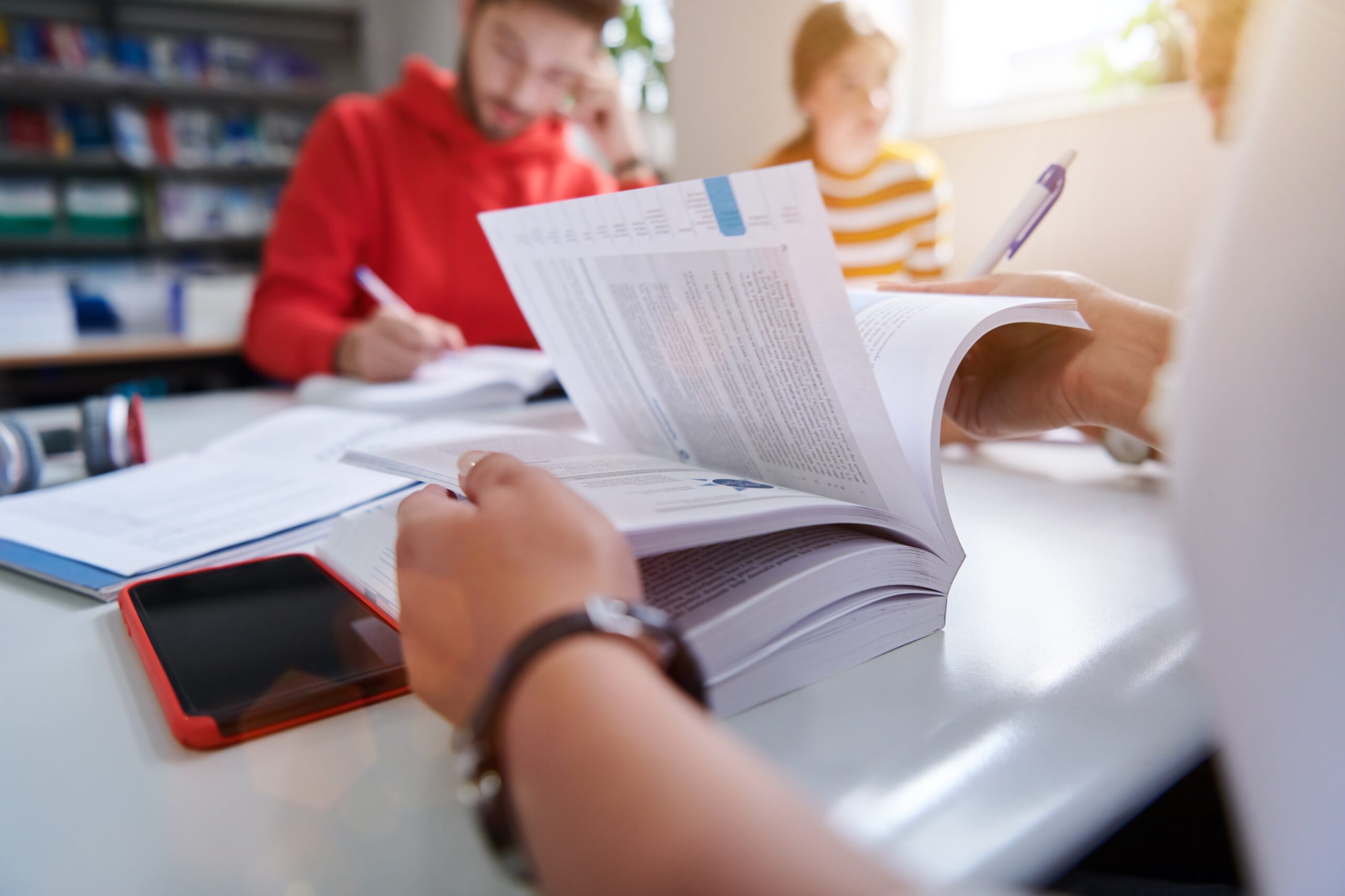 oposiciones para magisterio en valencia - estudiantes leyendo libro oposicion